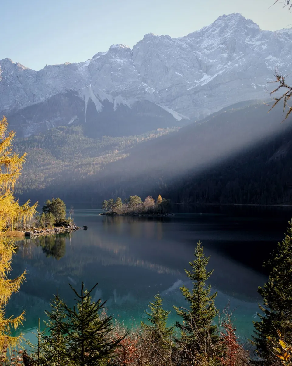 Lake Eibsee and the Zugspitze in autumn